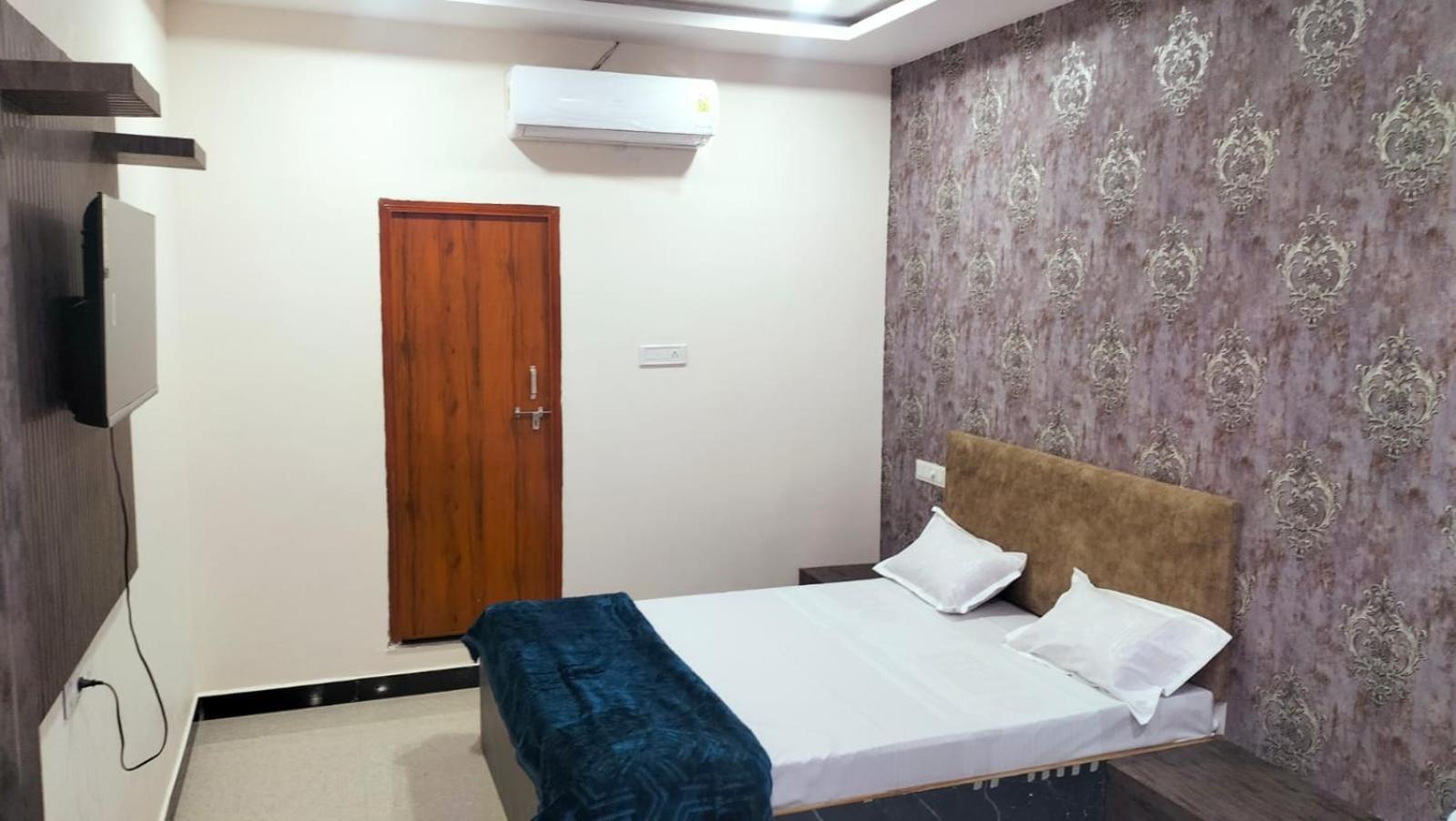 Hotel Somnath Inn ウッジャイン エクステリア 写真