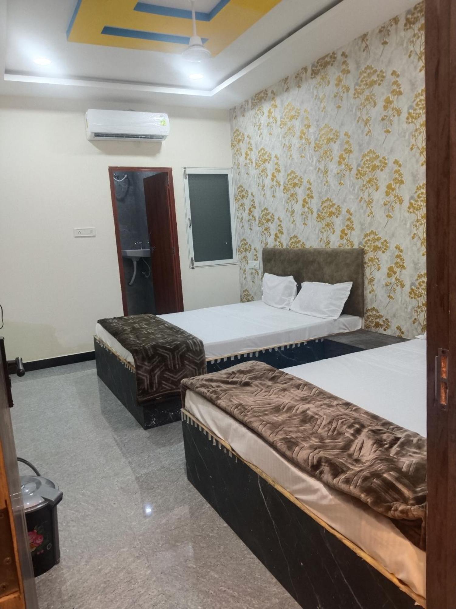 Hotel Somnath Inn ウッジャイン エクステリア 写真
